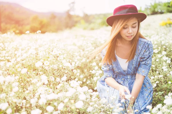 Retrato de mulher asiática feliz sorrindo no jardim do crisântemo — Fotografia de Stock