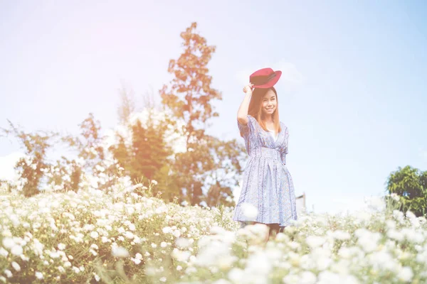 Retrato de mulher asiática feliz sorrindo no jardim do crisântemo — Fotografia de Stock