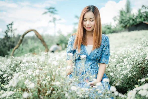 Retrato de la mujer asiática feliz sonriendo en el jardín del crisantemo —  Fotos de Stock