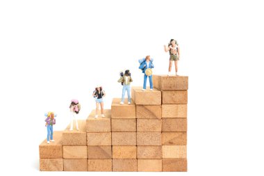 Minyatür insanlar: Backpacker ahşap blok üzerinde duran 