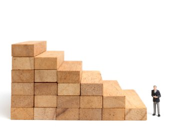 Minyatür insanlar: işadamı ahşap blok üzerinde duran 