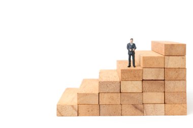 Minyatür insanlar: işadamı ahşap blok üzerinde duran 
