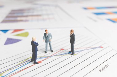 Minyatür insanlar: İşadamı kağıt grafik grafik üzerinde duran