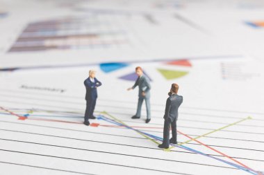 Minyatür insanlar: İşadamı kağıt grafik grafik üzerinde duran