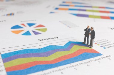 Minyatür insanlar: İşadamı kağıt grafik grafik üzerinde duran