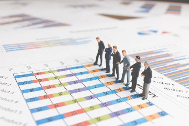 Minyatür insanlar: İşadamı kağıt grafik grafik üzerinde duran