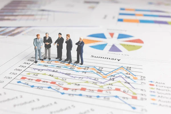 Minyatür insanlar: İşadamı kağıt grafik grafik üzerinde duran