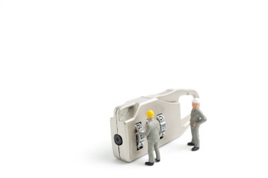 Minyatür insanlar işçi: ekip çalışması yardımcı olur anahtar kilidini açmak için