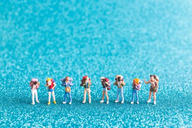 Minyatür Backpacker turist insanlar mavi parlak zemin üzerine