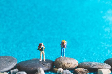 Minyatür Backpacker turist insanlar mavi parlak zemin üzerine