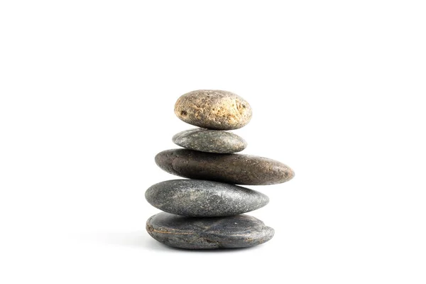 Stapel von Steinen balancieren isoliert auf weißem Hintergrund — Stockfoto
