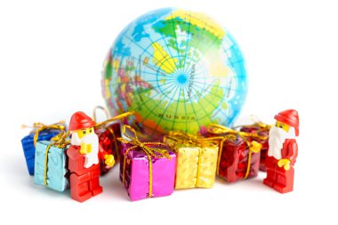 Lego minifigure Noel Baba Noel sahnesinde.