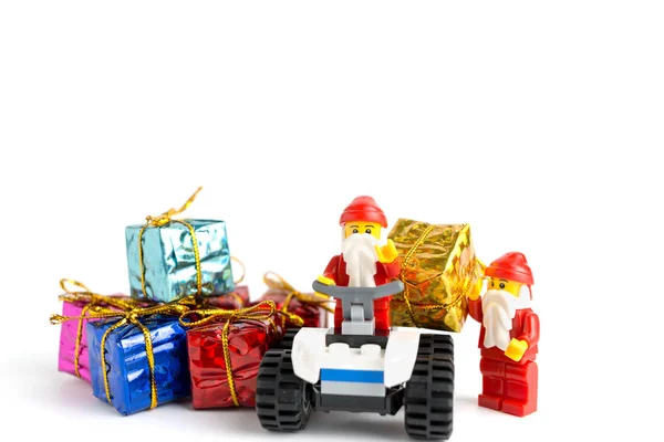Lego Minifig Santa Claus in Kerstmis scène. — Stockfoto