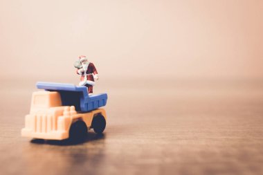 Minyatür insanlar Noel Baba çanta taşıyor