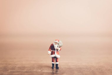 Minyatür insanlar Noel Baba çanta taşıyor