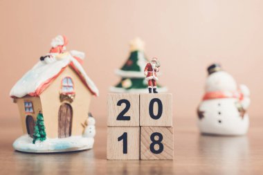 Minyatür insanlar Noel Baba çanta taşıyor