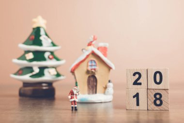 Minyatür insanlar Noel Baba çanta taşıyor