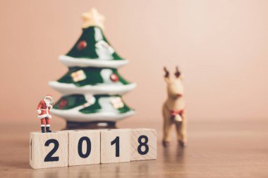 Minyatür insanlar Noel Baba çanta taşıyor