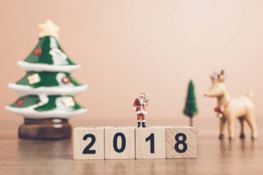 Minyatür insanlar Noel Baba çanta taşıyor