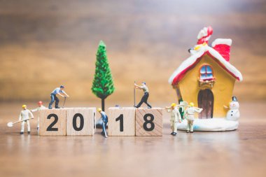 Minyatür insanlar: çalışan ekip ahşap blok numarası 2018 oluşturma