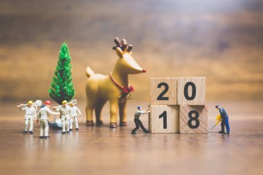 Minyatür insanlar: çalışan ekip ahşap blok numarası 2018 oluşturma