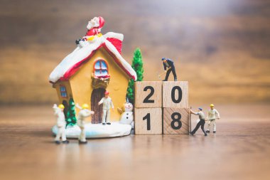 Minyatür insanlar: çalışan ekip ahşap blok numarası 2018 oluşturma