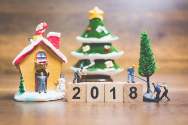 Minyatür insanlar: çalışan ekip ahşap blok numarası 2018 oluşturma