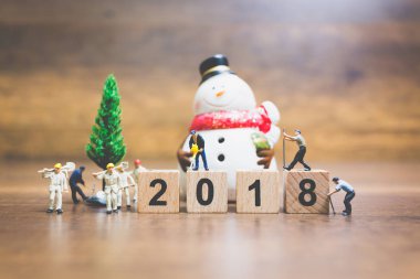 Minyatür insanlar: çalışan ekip ahşap blok numarası 2018 oluşturma