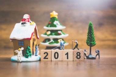 Minyatür insanlar: çalışan ekip ahşap blok numarası 2018 oluşturma