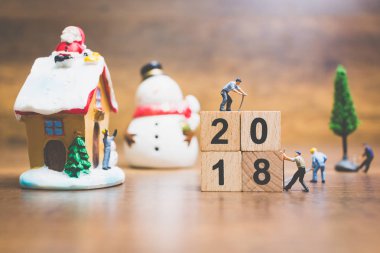 Minyatür insanlar: çalışan ekip ahşap blok numarası 2018 oluşturma