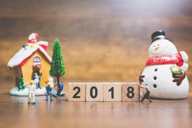 Minyatür insanlar: çalışan ekip ahşap blok numarası 2018 oluşturma