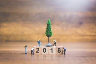 Minyatür insanlar: çalışan ekip ahşap blok numarası 2018 oluşturma