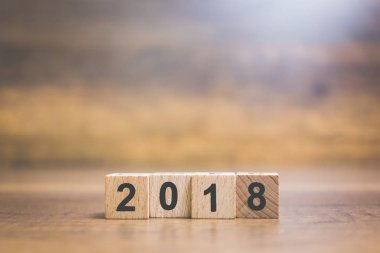 Ahşap arka plan üzerinde ahşap blok numarası 2018