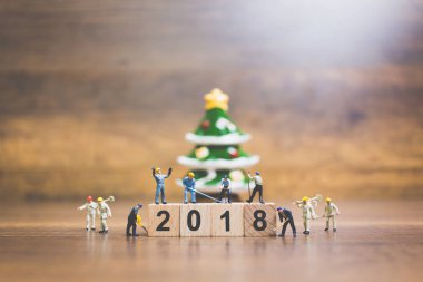 Minyatür insanlar: çalışan ekip ahşap blok numarası 2018 oluşturma