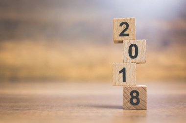 Ahşap arka plan üzerinde ahşap blok numarası 2018