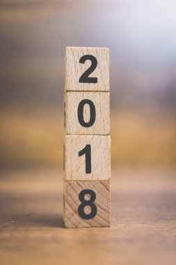 Ahşap arka plan üzerinde ahşap blok numarası 2018