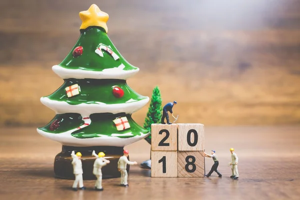 Minyatür insanlar: çalışan ekip ahşap blok numarası 2018 oluşturma