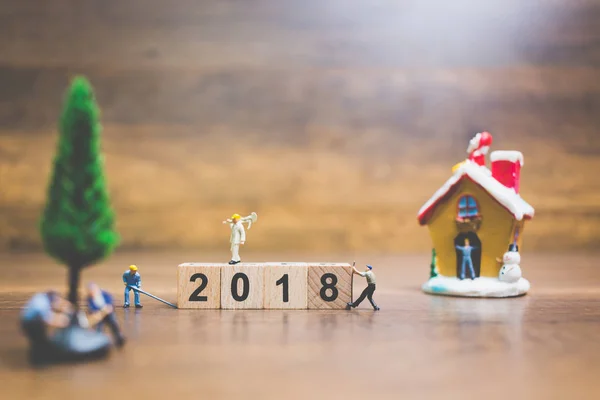 Minyatür insanlar: çalışan ekip ahşap blok numarası 2018 oluşturma