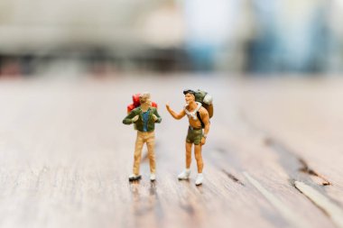 Minyatür Backpacker, ahşap duran turist insanlar