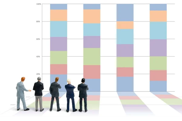 Geschäftsmann mit Diagramm auf weißem Hintergrund — Stockfoto