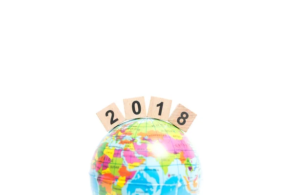 Numéro de bloc en bois 2018 sur la carte du globe, concept de nouvelle année — Photo