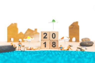 Minyatür insanlar giyen mayo sahilde rahatlatıcı