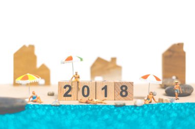 Minyatür insanlar giyen mayo sahilde rahatlatıcı