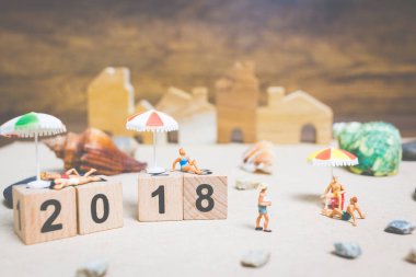 Minyatür insanlar giyen mayo sahilde rahatlatıcı