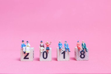 Ahşap blok numarası 2018 oturan Çift 