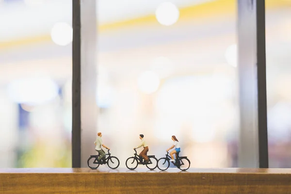 Viaggiatori con bicicletta su ponte di legno — Foto Stock