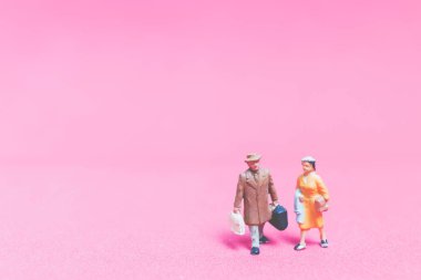 Gezginler pembe bir arka plan üzerinde çift