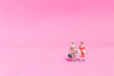 Gezginler pembe bir arka plan üzerinde çift