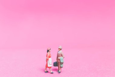 Gezginler pembe bir arka plan üzerinde çift