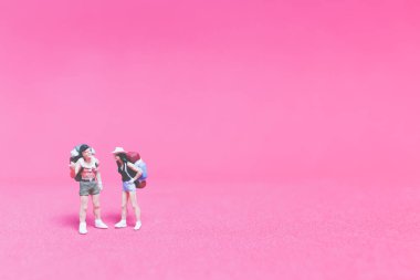 Gezginler pembe bir arka plan üzerinde çift